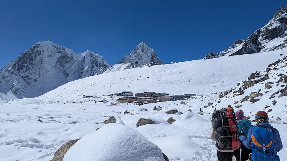 Everest Porters Working On Harsh Conditions