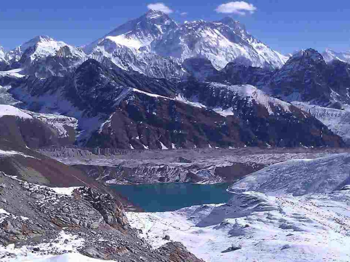 Gokyo Cho-la Pass lake