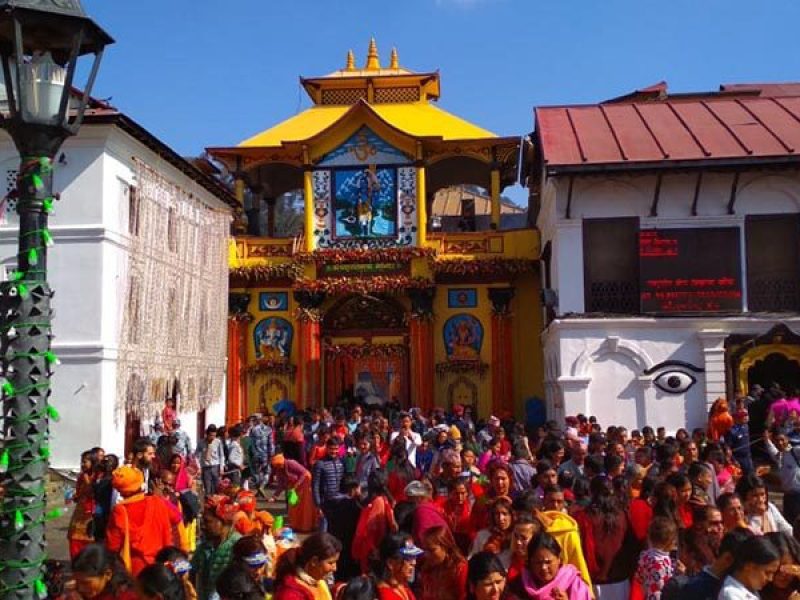 devotees entering the premise of pashupatinath